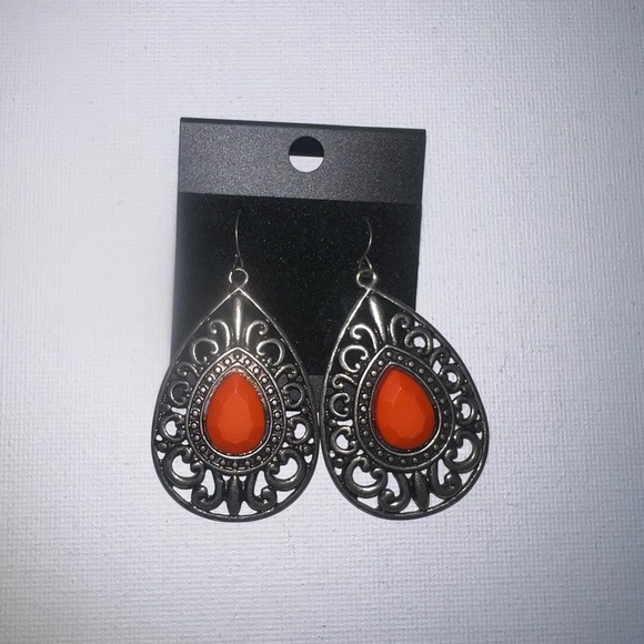 ♦️ Antique gold tone filigree burnished teardrop orange marble dangle earrings - Picture 2 of 2